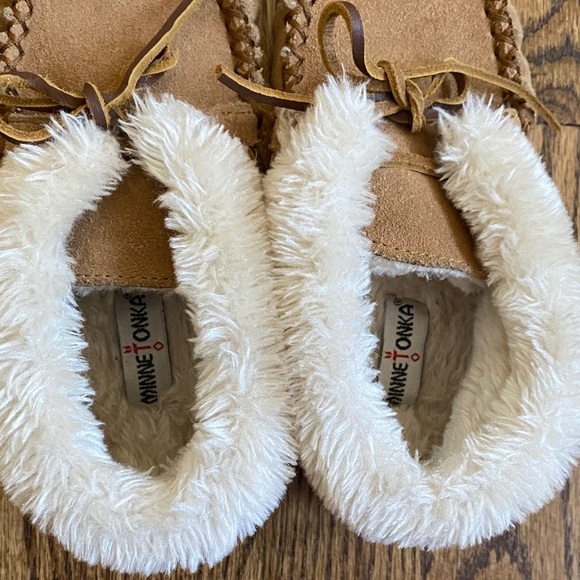 Kids Minnetonka Charley slippers, color cinnamon, size 1. Excellent condition - Picture 10 of 11